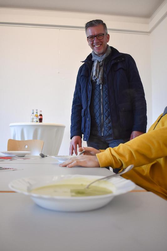 Besinnliche Stimmung beim Auftakt des AWO Wintercafés in der Artotheke ...